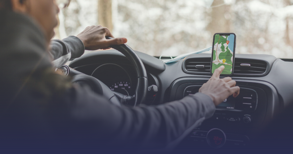 Motorista utilizando GPS no painel do carro, representando o dia a dia de quem trabalha com carros de aplicativos