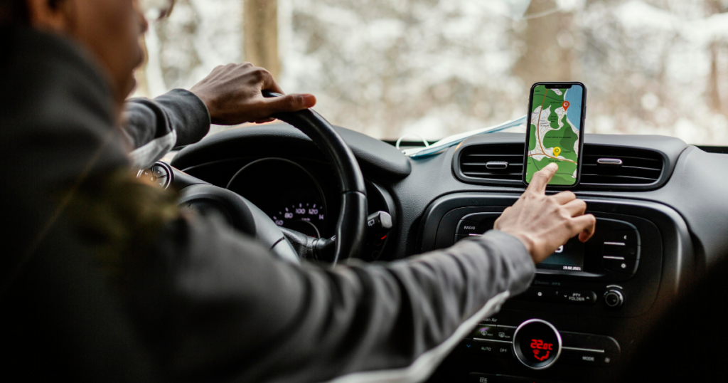 Motorista de aplicativo ajustando o GPS para otimizar suas rotas e ganhar mais dinheiro dirigindo.